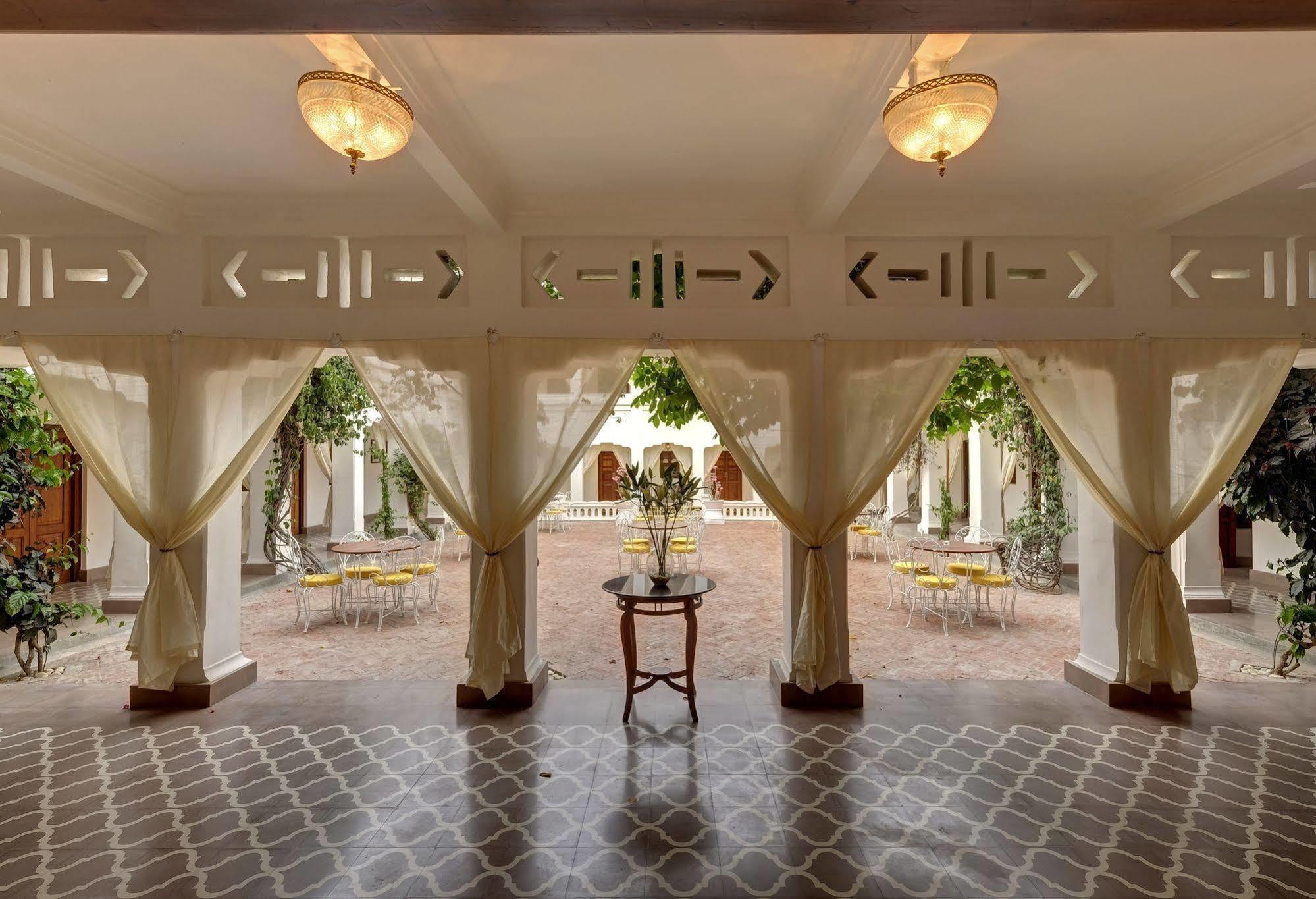 Saraca Hotel Lucknow Exteriör bild