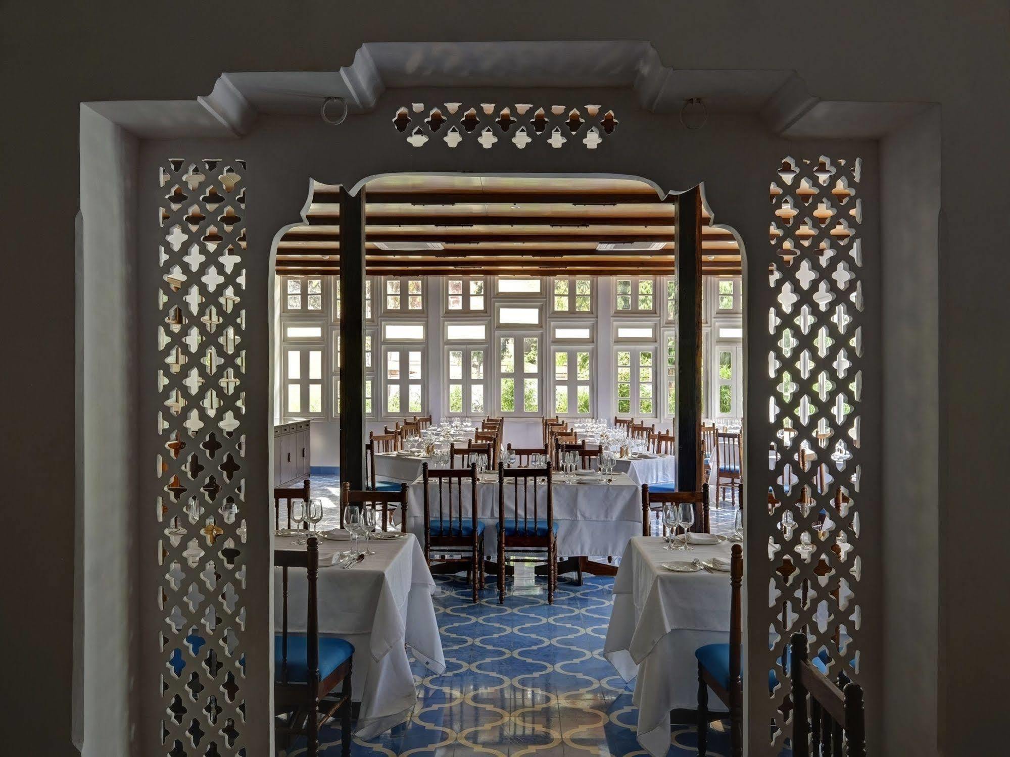 Saraca Hotel Lucknow Exteriör bild