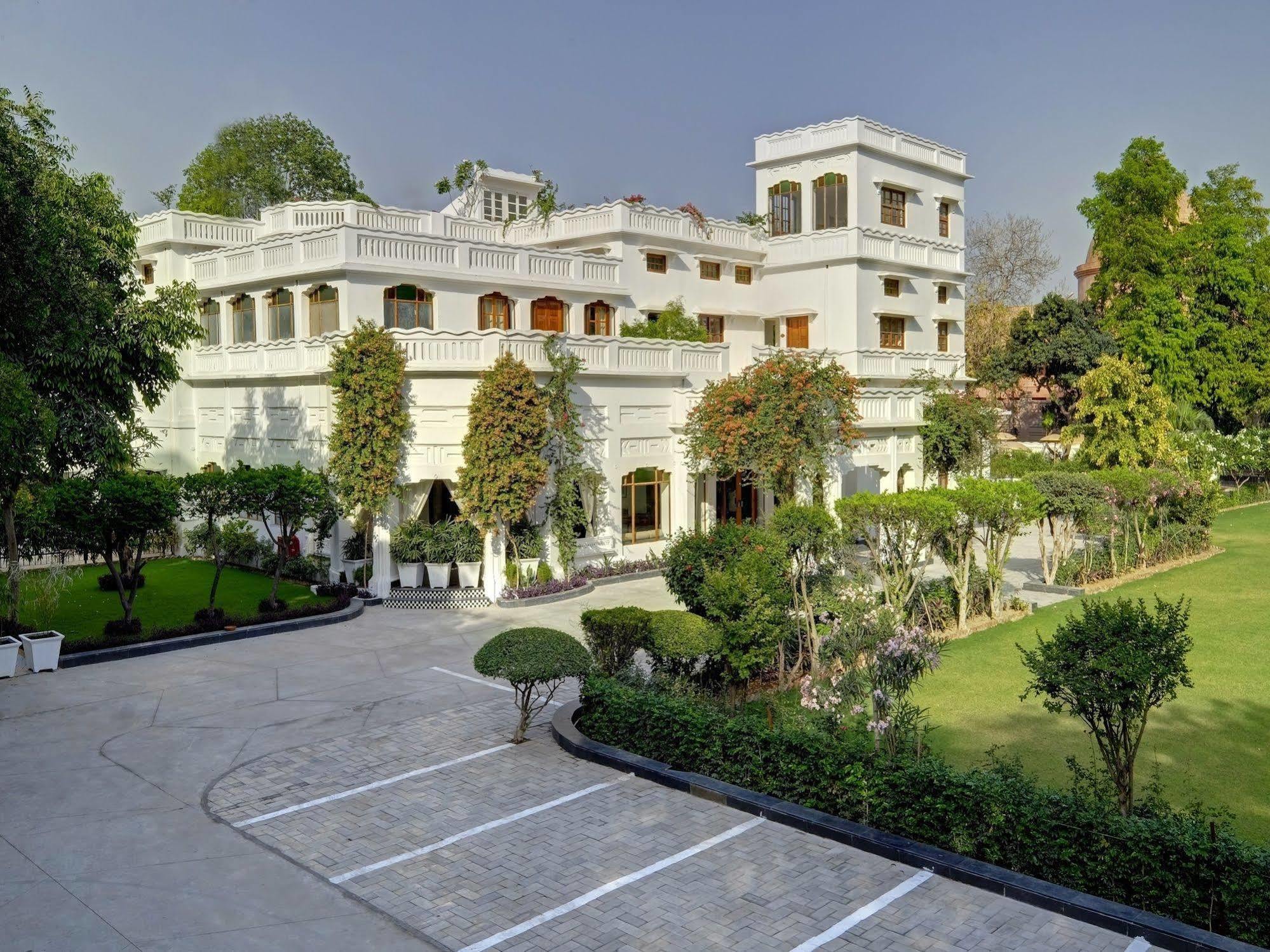 Saraca Hotel Lucknow Exteriör bild