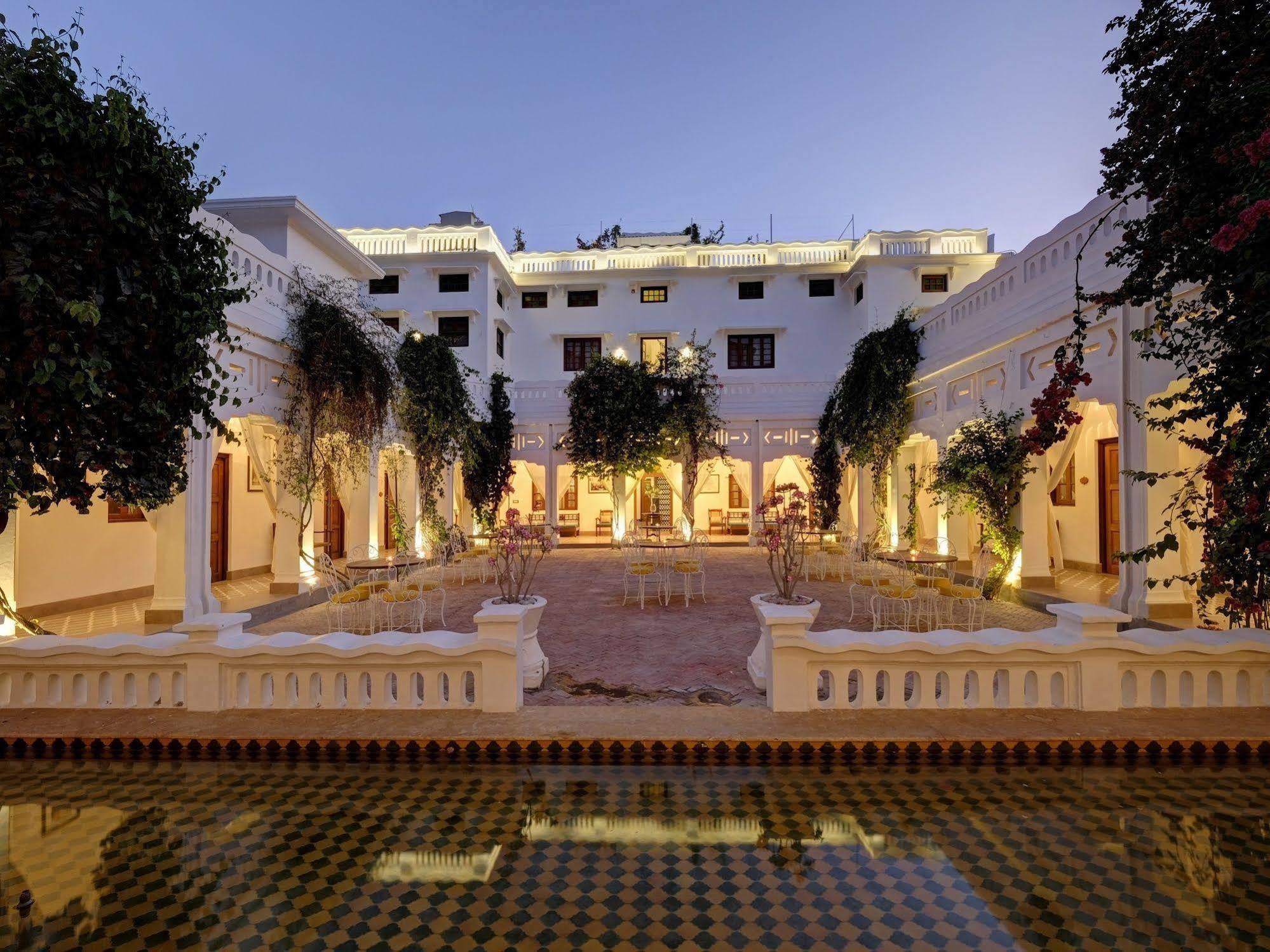 Saraca Hotel Lucknow Exteriör bild