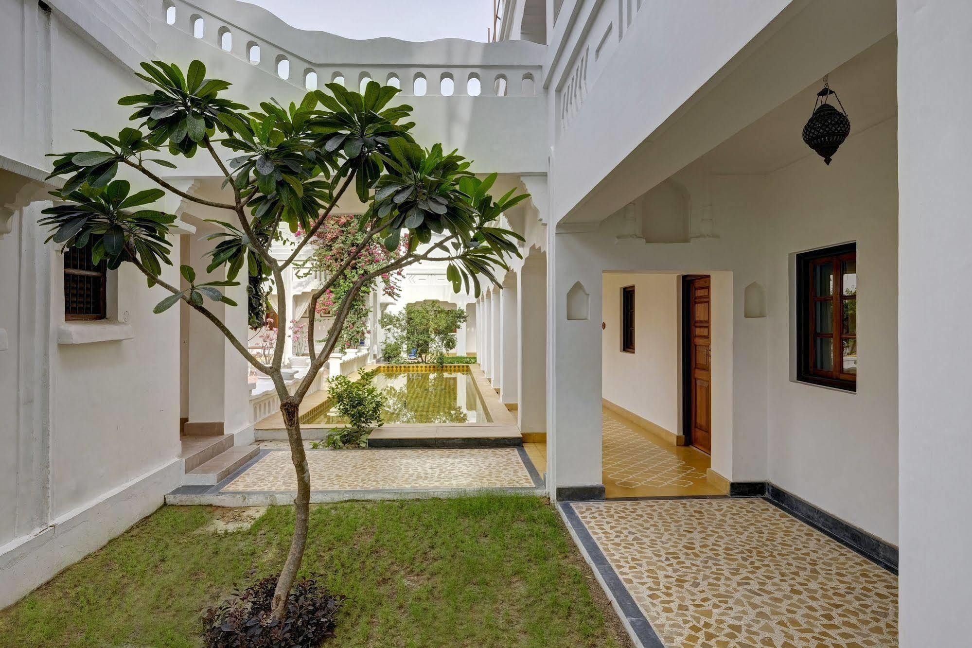 Saraca Hotel Lucknow Exteriör bild